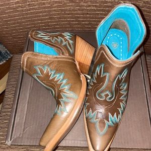 Size 8 Ariat Dixon Booties
